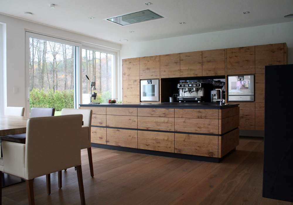 Einfamilienhaus A11, Küche mit Verkleidung aus Holz, Kupfergrau Architekten Bayreuth