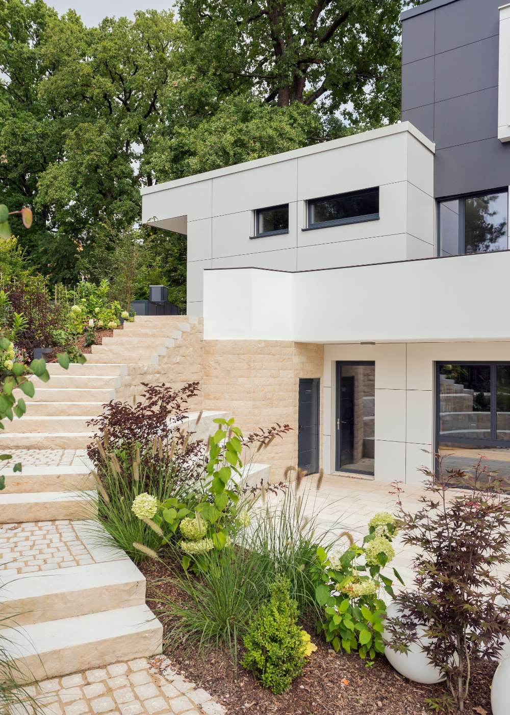 Einfamilienhaus K9, außen, Treppenaufgang, Kupfergrau Architekten Bayreuth