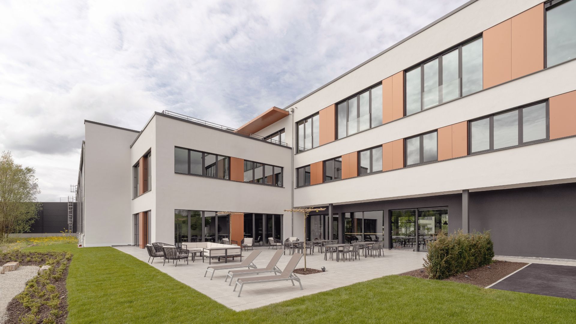 Bürogebäude expert Jakob, Terrasse, Rasen, Kupfergrau Architekten Bayreuth